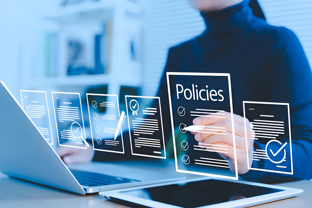 Karyawan secara digital meninjau dokumen kebijakan perusahaan untuk memastikan kepatuhan dan manajemen risiko. Karyawan secara digital meninjau dokumen kebijakan perusahaan untuk memastikan kepatuhan dan manajemen risiko.